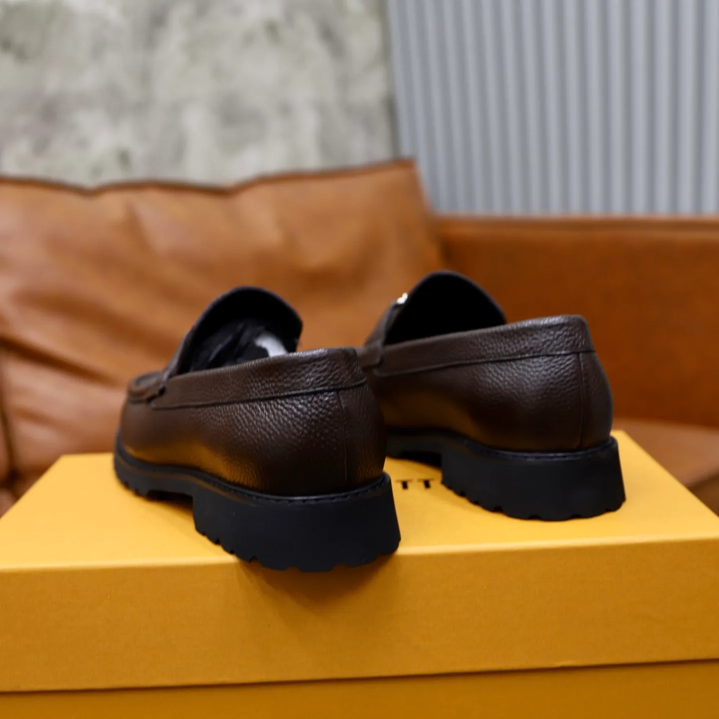 Ex-factory price: 600💰Louis Vuitton LV men's classic Oxford shoes, men's business formal boutique leather shoes, classic style, almond kernel exquisite toe, ultimate art, the whole shoe is made of imported cow leather (open edge beads), carefully selected, fine pores, excellent gloss, soft texture, strong toughness, durable and not easy to deform, apricot fetal cowhide leather lining, soft and comfortable, sweat-absorbent and breathable. Foam outsole, original box and dust bag packaging! Size: 38–44 (45/46 customized)